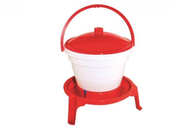 SEAU-ABREUVOIR VOLAILLES PVC 12L AVEC PIED ET ANSE