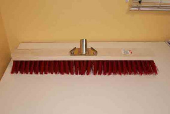 BALAI PROFESSIONNEL FIBRE DURE PVC ROUGE SUPER 60 cm DOUILLE METAL INCLINEE